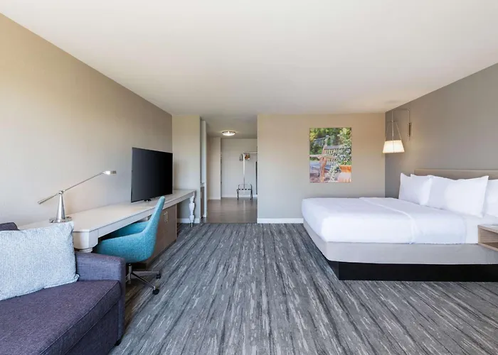 Hilton Garden Hotel 3*